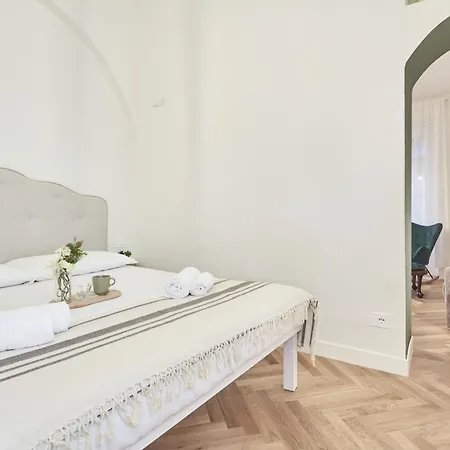 Easylife - Eleganza E Chic In Centro-duomo Apartment *